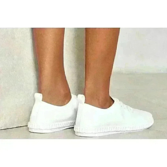 NIB Nasty Gal Women\'s Wherever I May Roam White Vegan Leather Sneaker Size 6